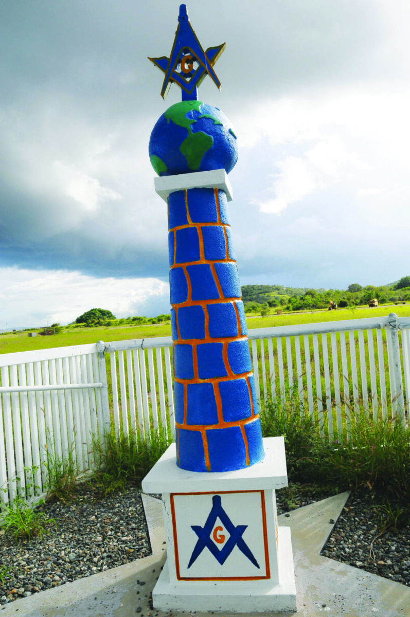 Un monolito masónico se destaca en Glass Beach en la Estación Naval de los EE. UU. en la Bahía de Guantánamo, Cuba, como un monumento a los miembros de la Logia Naval del Caribe. Cuba tiene una larga historia de masonería.