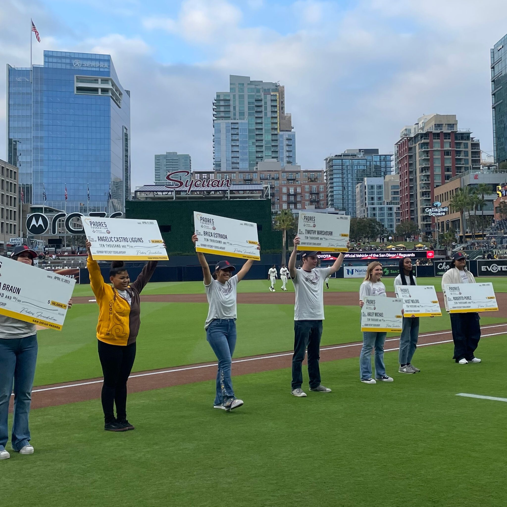 Proud to represent the Pacific Coast League Padres and host our 2023 Johnny  Ritchey Breaking Barriers Scholarship recipients tonight!…