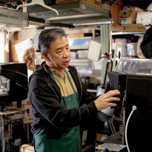 Si Fortunato Chua, isang coffee machine technician at miyembro ng Francis Drake No. 376, Peninsula No. 168, at Phoenix No. 144 Masonic lodge, ay nag-pose sa kanyang workshop.
